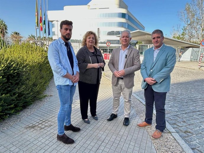 José María Villegas y Fátima Gómez junto a Marco Pérez y José Ángel Pereda a las puertas de la sede de la Diputación.