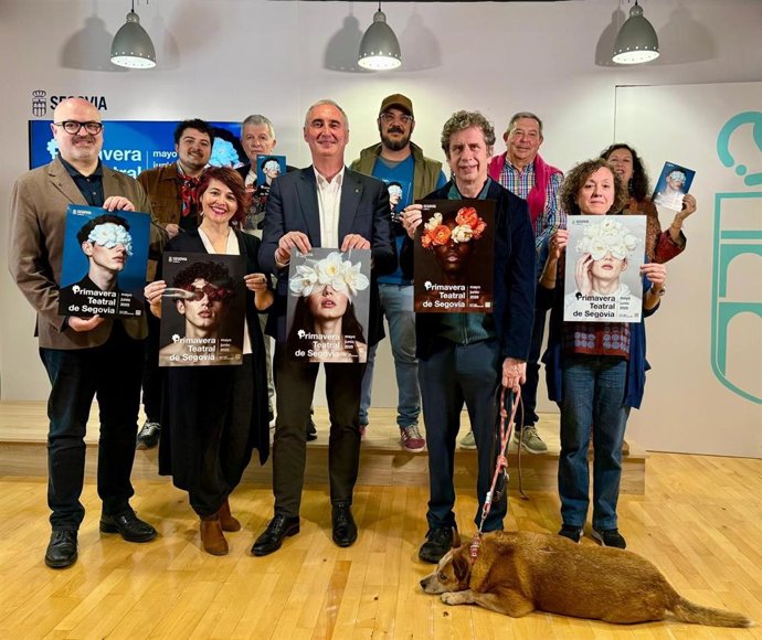El concejal de Cultura, Juan Carlos Monroy (izda), el alcalde José Mazarías (centro) y el actor Gabino Diego (dcha) junto a otros actores Y directores del ciclo.