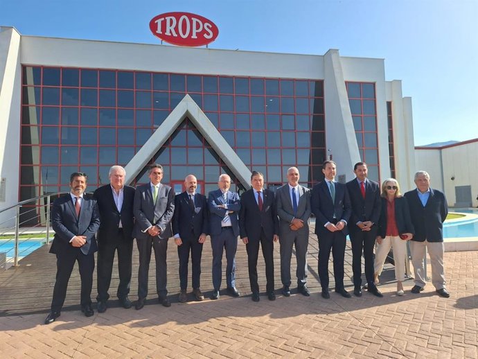 El ministro de Agricultura, Pesca y Alimentación, Luis Planas, en una visita a la Sociedad Agraria de Transformación Trops