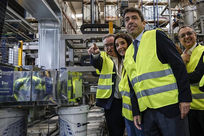 El president de la Generalitat, Carlos Mazón, en su visita a la empresa de Pinturas Isaval en Riba-roja
