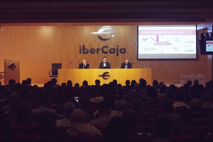 Jesús Divassón, en el centro, flanqueado por los secretarios generales de CCOO Aragón, Manuel Pina, y de UGT, José Juan Arceiz en el acto celebrado en el Patio de Ibercaja con motivo del Día Mundial de la Seguridad y la Salud en el Trabajo