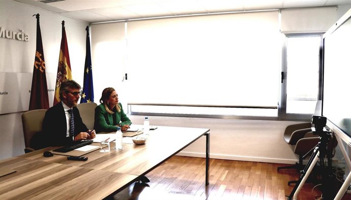 El consejero de Hacienda, Luis Alberto Marín, y la directora del Icref, Ana María López, durante la celebración del consejo de administración de este organismo.