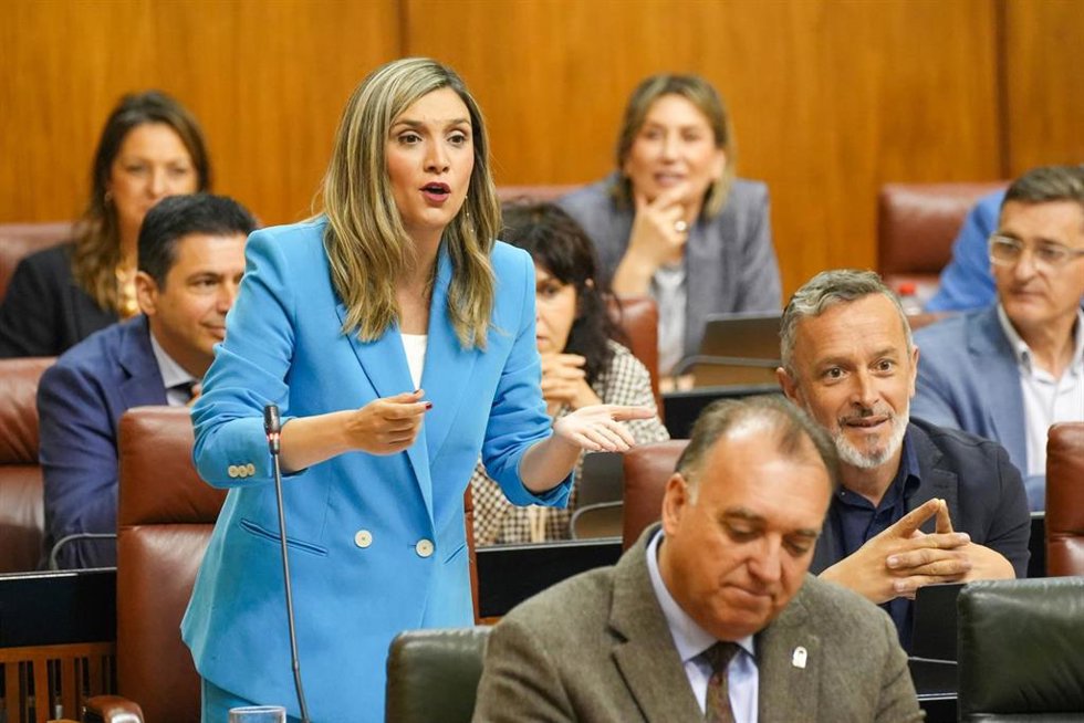 La portavoz parlamentaria del PSOE-A, María Márquez, interviene durante la sesión de control en el pleno del Parlamento andaluz. A 24 de abril de 2025, en Sevilla (Andalucía, España). Segunda jornada de Pleno en el Parlamento de Andalucía con preguntas 