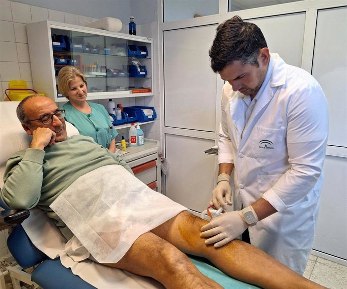 Imagen de un tratamiento con terapias biológicas para regeneración celular en el Hospital Infata Elena de Huelva.