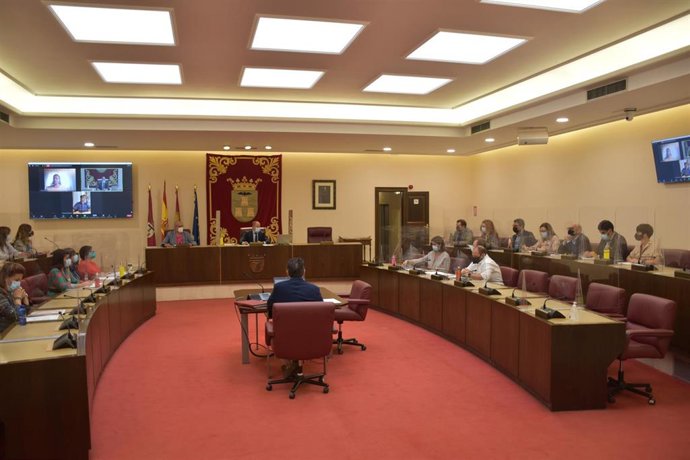 Archivo - Foto de archivo de un pleno en el Ayuntamiento de Albacete.