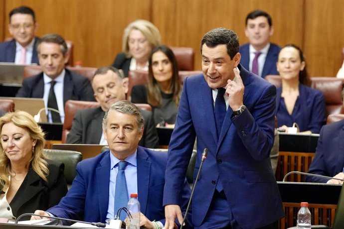El presidente de la Junta de Andalucía, Juanma Moreno, este jueves en el Pleno del Parlamento.