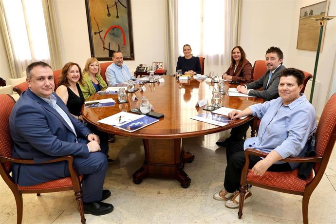 La presidenta del Govern, Marga Prohens, recibe en audiencia a representantes de la Unión Sindical y Técnicos Sanitarios en Baleares.