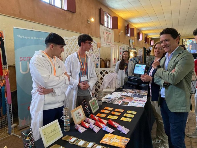 El delegado territorial de Empleo, Empresa y Trabajo Autónomo de la Junta en Cádiz, Daniel Sánchez Román, en un stand de la II Feria de Formación y Empleo de Chiclana de la Frontera (Cádiz).