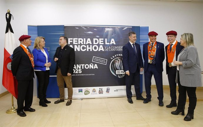 El consejero de Turismo, Luis Martínez Abad; la consejera de Pesca María Jesús Susinos; y el alcalde de Santoña, Jesús Gullart, presentan la Feria de la Anchoa