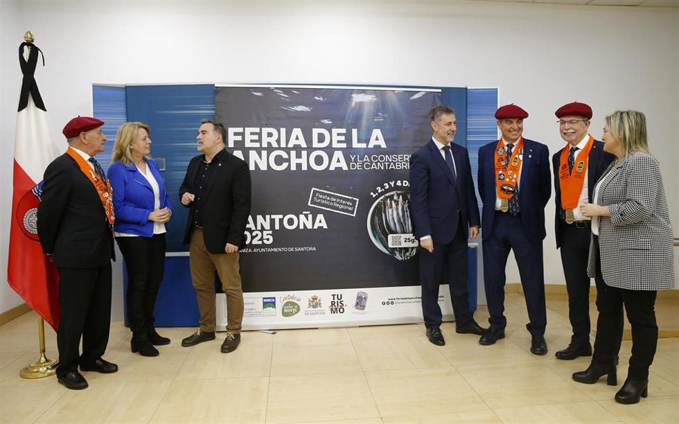 El consejero de Turismo, Luis Martínez Abad; la consejera de Pesca María Jesús Susinos; y el alcalde de Santoña, Jesús Gullart, presentan la Feria de la Anchoa