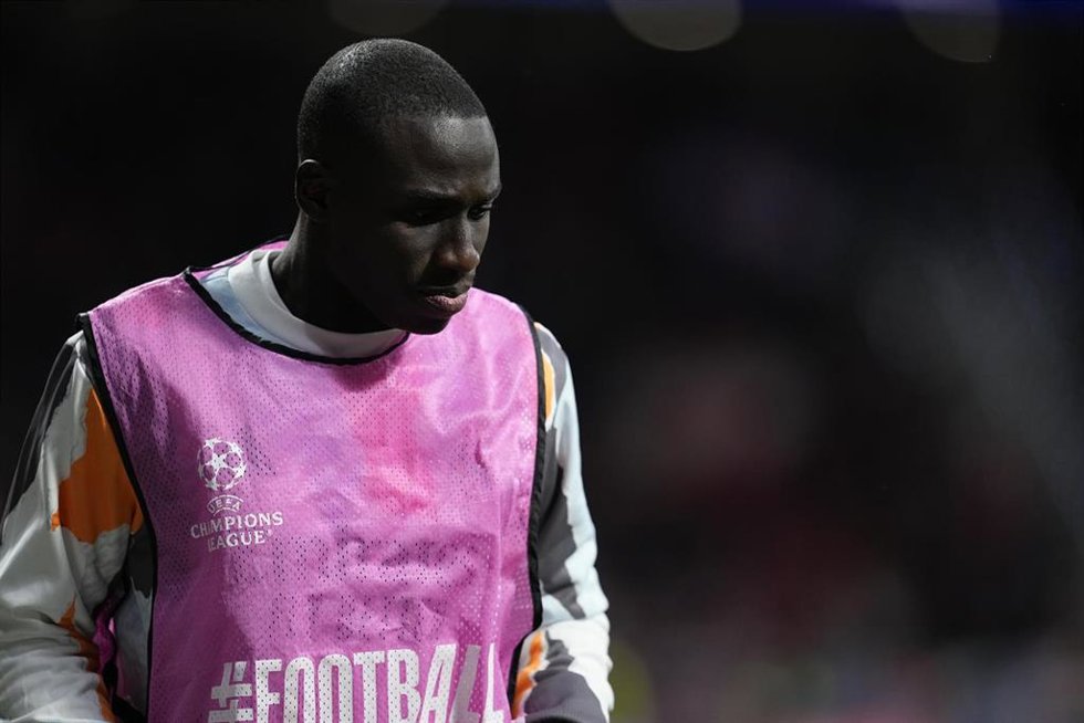 Archivo - El lateral del Real Madrid Ferland Mendy, durante un calentamiento.