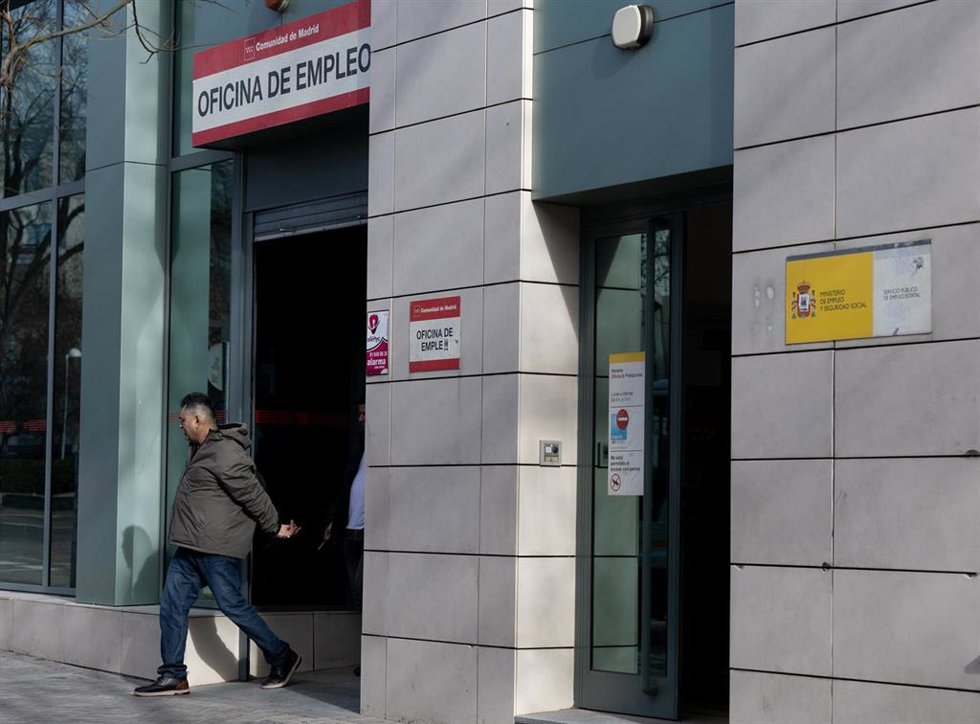 Archivo - Un hombre sale de una Oficina de Empleo. 