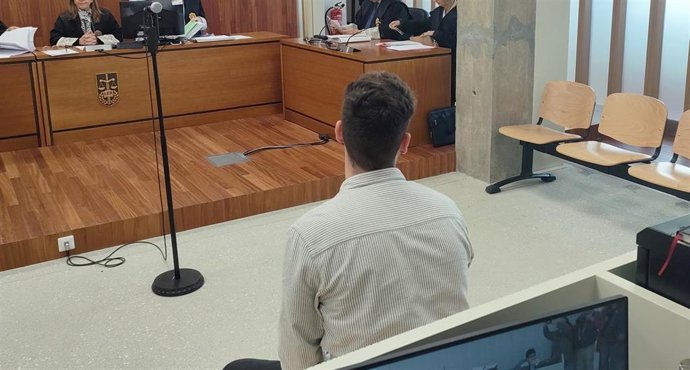 Un hombre, A.V.E., acusado de agredir sexualmente en Vigo a una chica a la que conoció por Tinder, en el banquillo de la sección quinta de la Audiencia Provincial de Pontevedra.