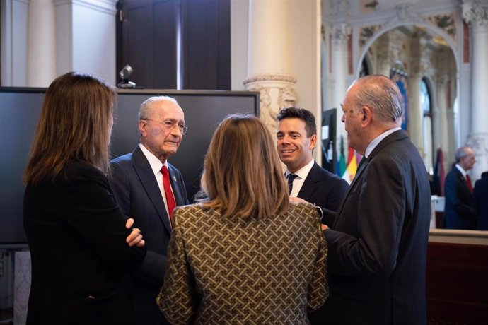 El alcalde de Málaga, Francisco de la Torre, junto a las concejalas delegadas de Educación y Urbanismo, María Paz Flores y Carmen Casero, respectivamente, y el rector de la UAX Mare Nostrum, Luis Couceiro,