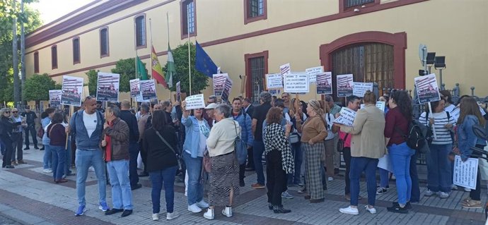 La plantilla de los centros sociales de la Diputación protesta con motivo del pleno ordinario de abril