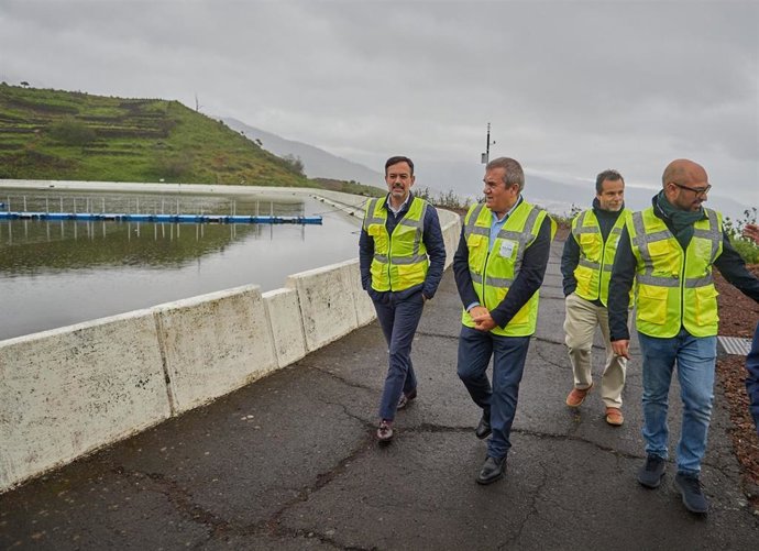 El Cabildo de Tenerife ultima la instalación de placas fotovoltaicas en la balsa de San Antonio, en La Matanza