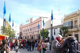Asistentes a una jornada familiar en la Plaza del Duque de Alcalá.