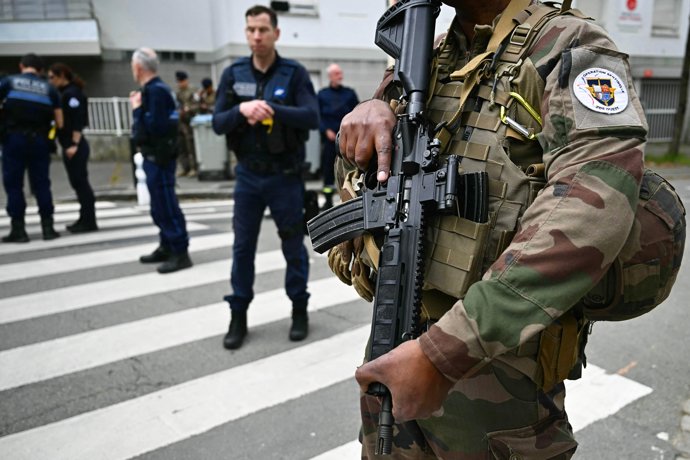Un soldados y policías franceses hacen guardia en el instituto de Notre Dame de Toutes Aides donde un adolescente ha apuñalado a varias personas. 