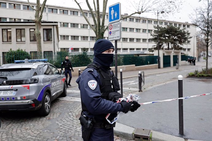 Archivo - Imagen de archivo de un policía de Francia en una calle de París.