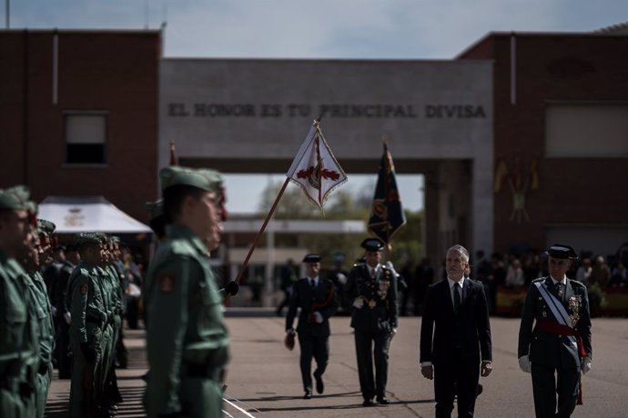 El ministro del Interior, Fernando Grande-Marlaska (2d), preside la jura de bandera en el Colegio de Guardias Jóvenes 'Duque de Ahumada'