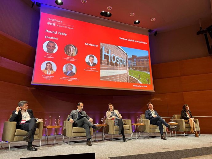 El presidente del Alumni Healthcare Chapter de Iese, Carlos Nueno (izq.), en una jornada de la entidad.