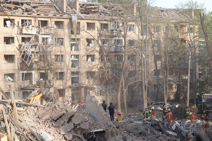 24 de abril de 2025, Kiev, Ucrânia: Equipes de resgate e bombeiros trabalham no local no distrito de Sviatoshynskyi após um ataque maciço de mísseis e drones durante a noite pelas tropas russas, em Kiev, Ucrânia, em 24 de abril de 2025. Pelo menos oito pe