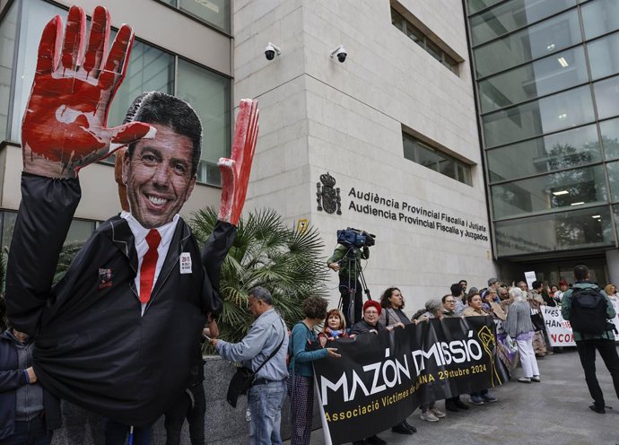 Familiars de les víctimes de la dana durant una concentració en els voltants de la Ciutat de la Justícia de València