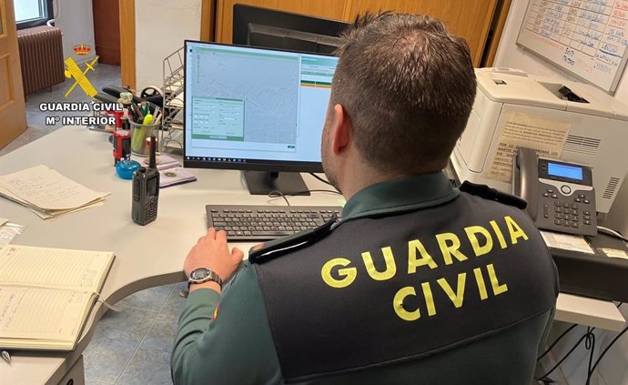 Un Guardia Civil durante la investigación.