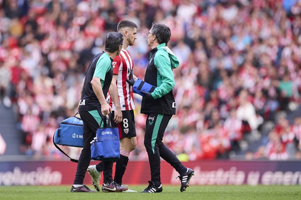 El jugador del Athletic Club Oihan Sancet abandona San Mamés lesionado. 