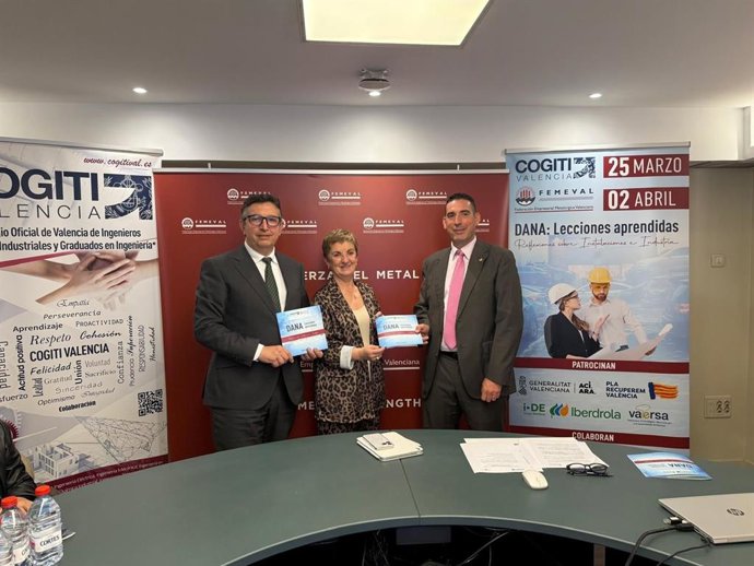 El presidente de Femeval, Vicente Lafuente, y el decano del Cogiti, Tomás Játiva, entregan el documento 'DANA: Lescciones Aprendidas' a la consellera de Industria, Marián Cano