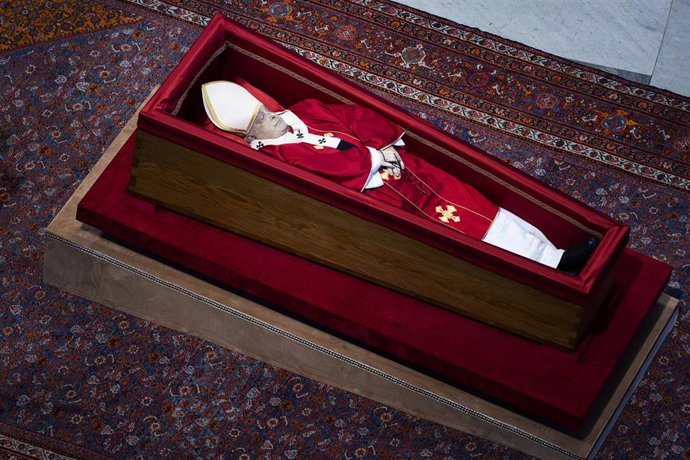 El féretro del Papa Franciscoen la Basílica de San Pedro. 