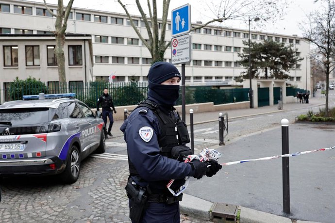 Archivo - Arquivo - Imagem de arquivo de um policial francês em uma rua de Paris.