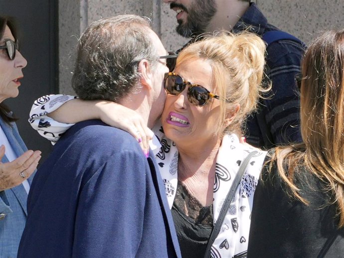 Lydia Lozano abraza a su marido Charly tras despedir a su madre para siempre