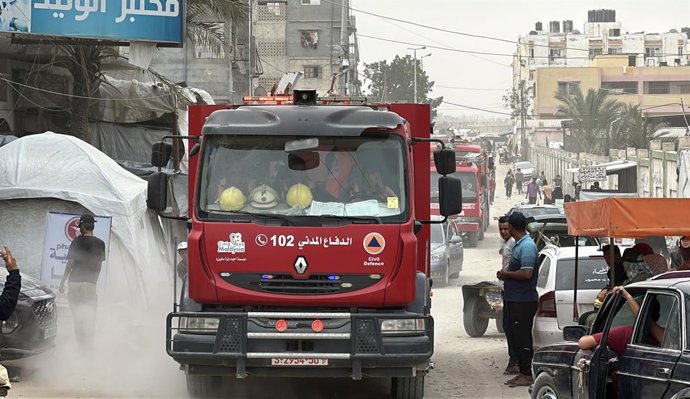 23 de abril de 2025, Khan Yunis, Faixa de Gaza, Território Palestino: Membros da Defesa Civil Palestina participam de uma coletiva de imprensa sobre o ataque às suas equipes e às equipes de ambulância palestinas, exigindo proteção internacional, em 23 de 
