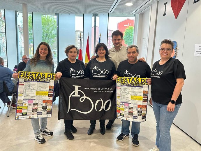 Los concejales Ana Cañas y Alejandro Hoz y miembros de la comisión de fiestas de Boo