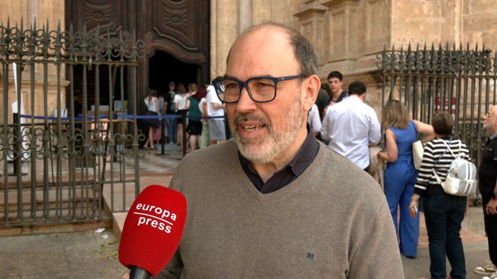 Cientos de personas dan su adiós al papa Francisco con dedicatorias en la Catedr
