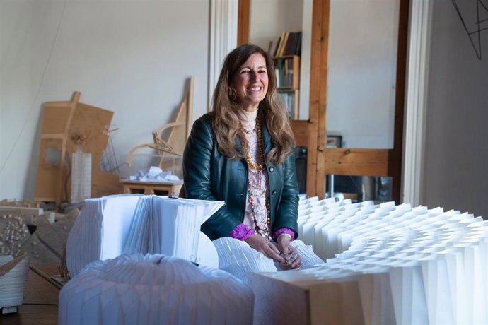 La arquitecta Benedetta Tagliabue durante la presentación del proyecto del estudio Miralles Tagliabue EMBT para la 19ª Bienal de Arquitectura de Venecia, a 24 de abril de 2025, en Barcelona, Catalunya (España). El estudio Miralles Tagliabue EMBT ha presen