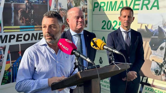 El diputado provincial de Deportes, vicepresidente de la Diputación y concejal del ramo en Antequera, Juan Rosas, junto al alcalde de la ciudad, Manuel Barón, y el delegado de Turismo, Cultura y Deporte de la Junta, Carlos García