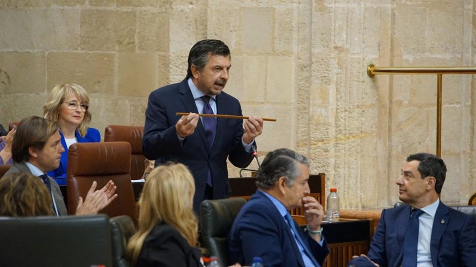 El portavoz del Grupo Popular, Toni Martín, con una vara de medir en sus manos durante su pregunta en el Pleno del Parlamento al presidente andaluz, Juanma Moreno.