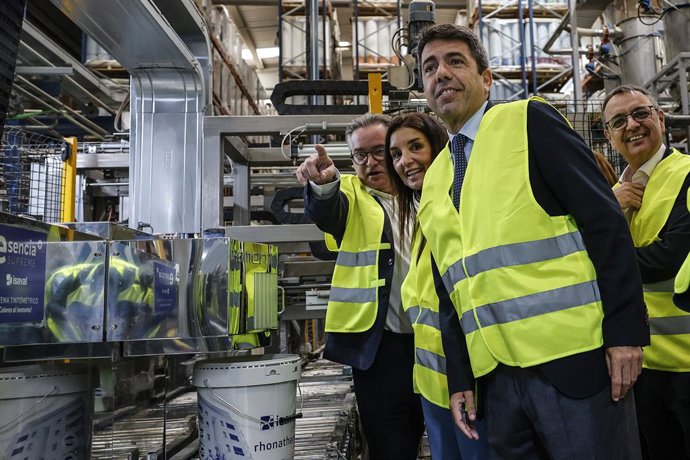 El president de la Generalitat, Carlos Mazón, en la seua visita a l'empresa de Pintures Isaval en Riba-roja