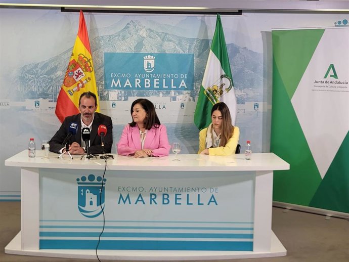 El secretario general de Innovación Cultural y Museos, José Ángel Vélez, junto a la directora del Ballet, Patricia Guerrero, y la delegada de Cultura del ayuntamiento marbellí, Carmen Díaz, durante la presentación del evento.
