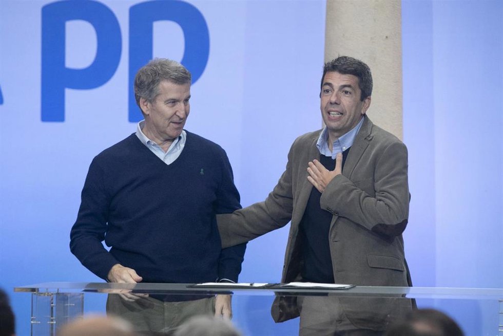 Archivo - El presidente del PP, Alberto Núñez Feijóo (i), y el 'president' de la Generalitat Valenciana, Carlos Mazón (d), en una imagen de archivo