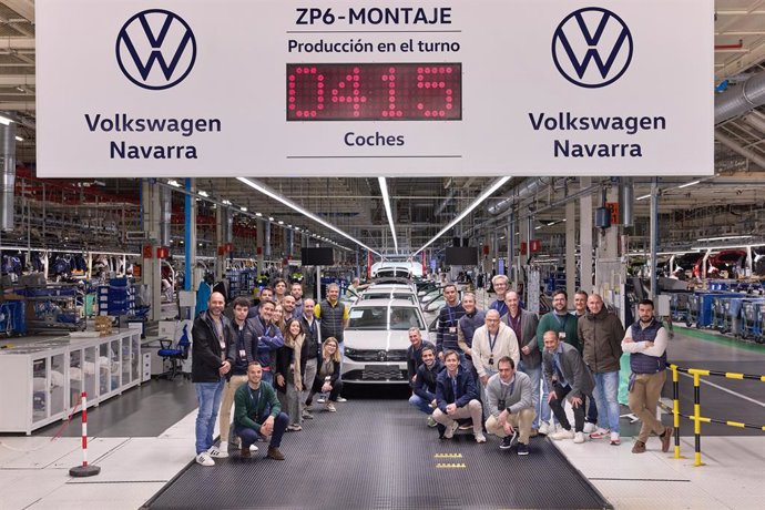 Archivo - Un grupo de asesores de Volkswagen Vehículos Comerciales, en el final de la línea de montaje de Volkswagen Navarra.
