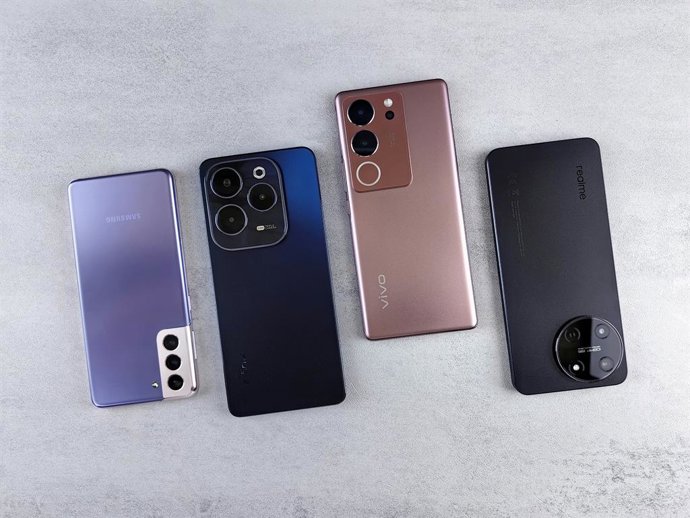 Recurso de quatro telefones em uma superfície lisa
