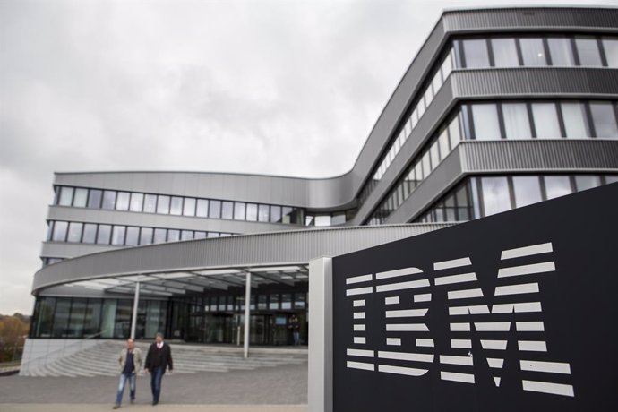 Archivo - FILED - 26 de outubro de 2016, Ehningen: Um logotipo da IBM pode ser visto em frente à filial da empresa em Ehningen. A gigante da tecnologia IBM foi a número um entre as empresas de consultoria do governo federal no primeiro semestre do ano. Fo