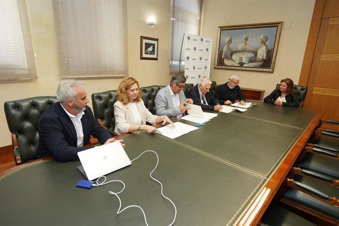 Firma de un acta de donación entre el dueño de la colección Antonio España y la UMA.