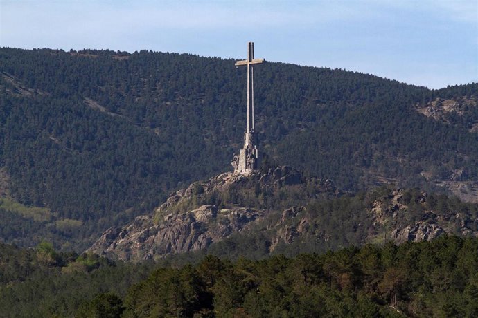Archivo - La cruz del Valle de Cuelgamuros desde el embalse de La Jarosa,  a 21 de abril de 2023, en Guadarrama, Madrid (España).  