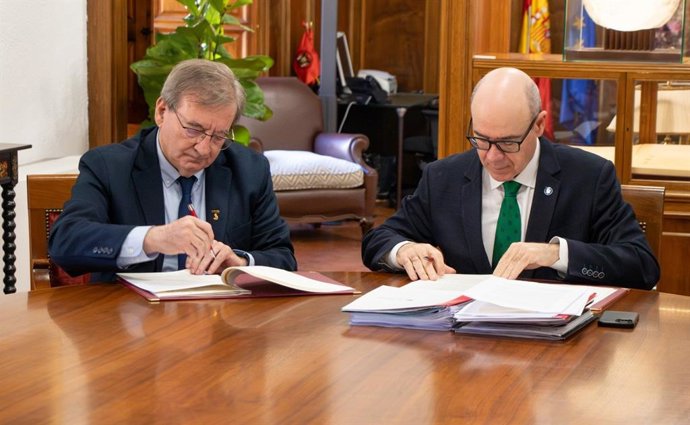 El secretario de Estado de Memoria Democrática, Fernando Martínez, a la izquierda en la imagen, y el rector de la Universidad de Granada, Pedro Mercado