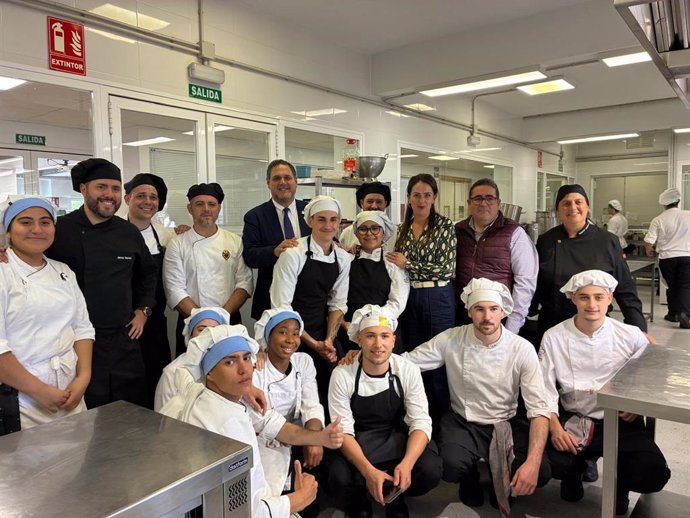 Alumnos del Cpifp Almeraya y de la Escola d'Hoteleria i Turisme del Vallès de Terrassa, durante las jornadas gastronómicas del centro celebradas en Almería.