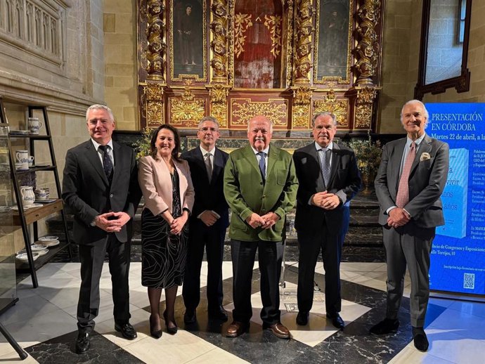 Jesús Aguirre,presidente del Parlamento andaluz con los ponentes